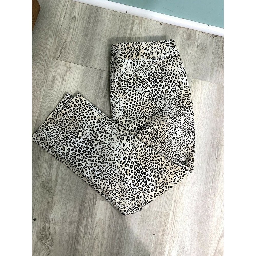Chicos Capri Style Pants Size 6 Cheetah Print High